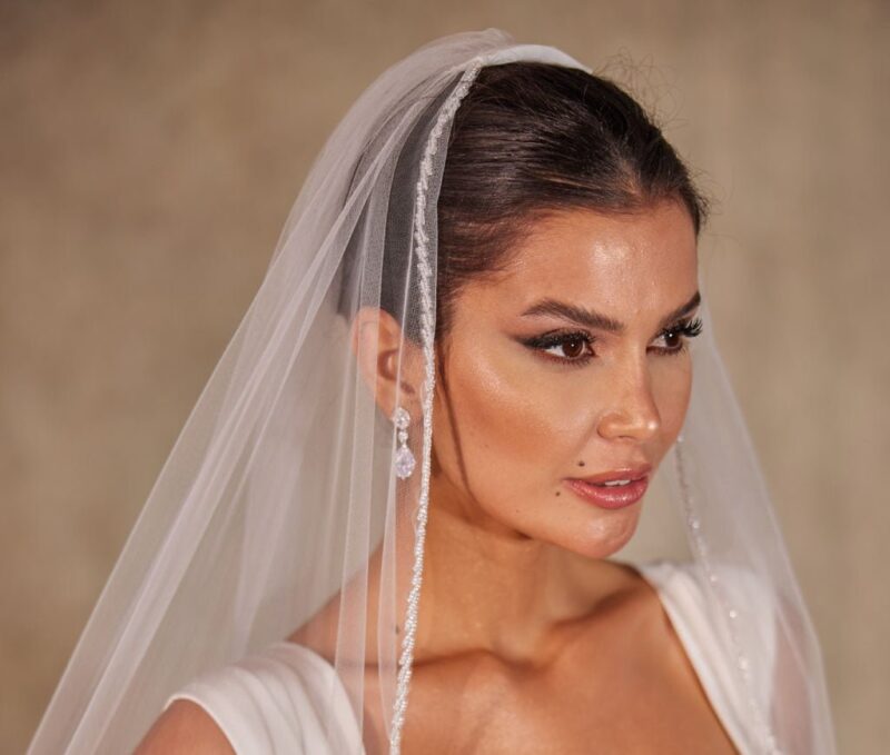 Elegant Crystal Knot Beaded Edge Wedding Veil - Handcrafted Bridal Accessory